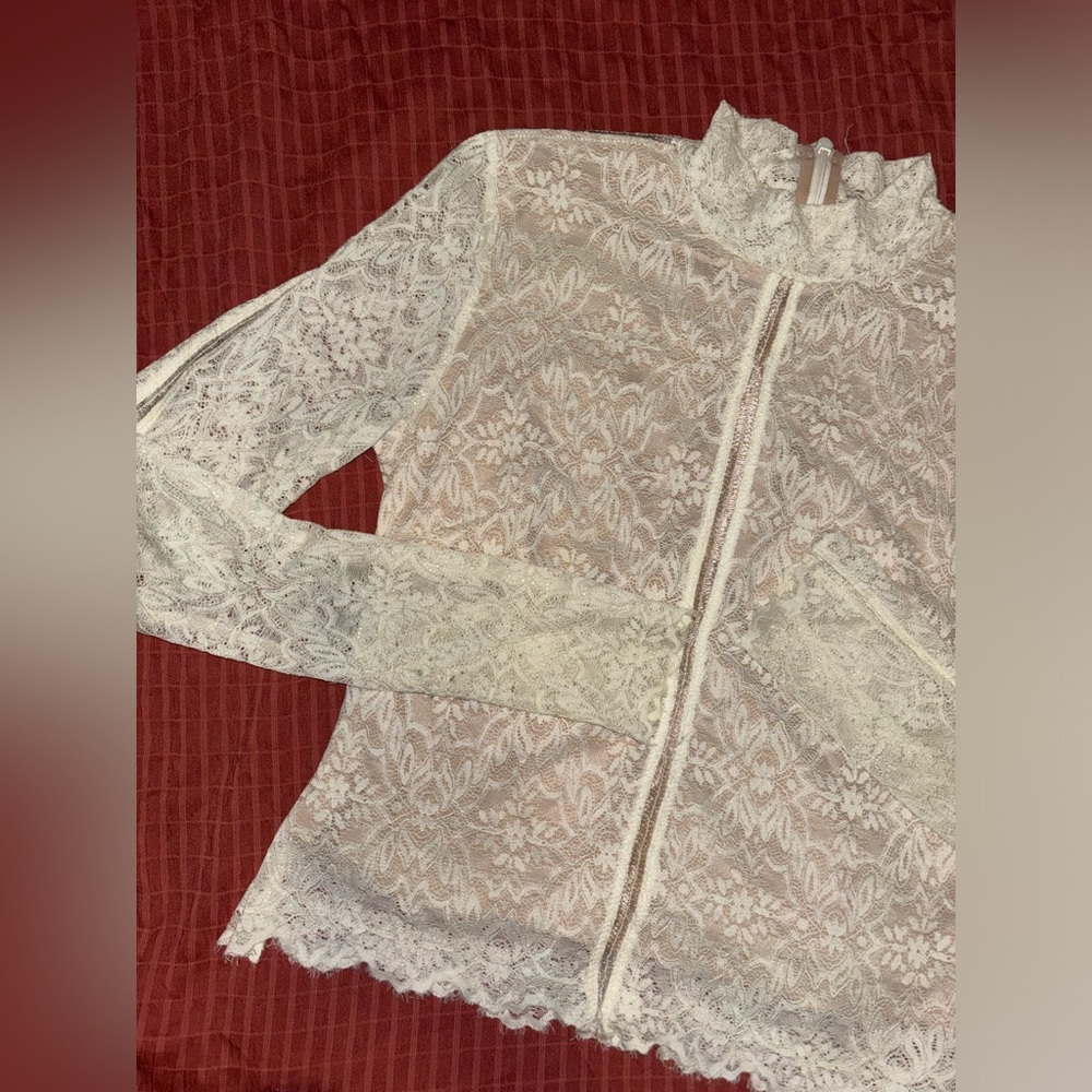 Aritzia//Wilfred laced top